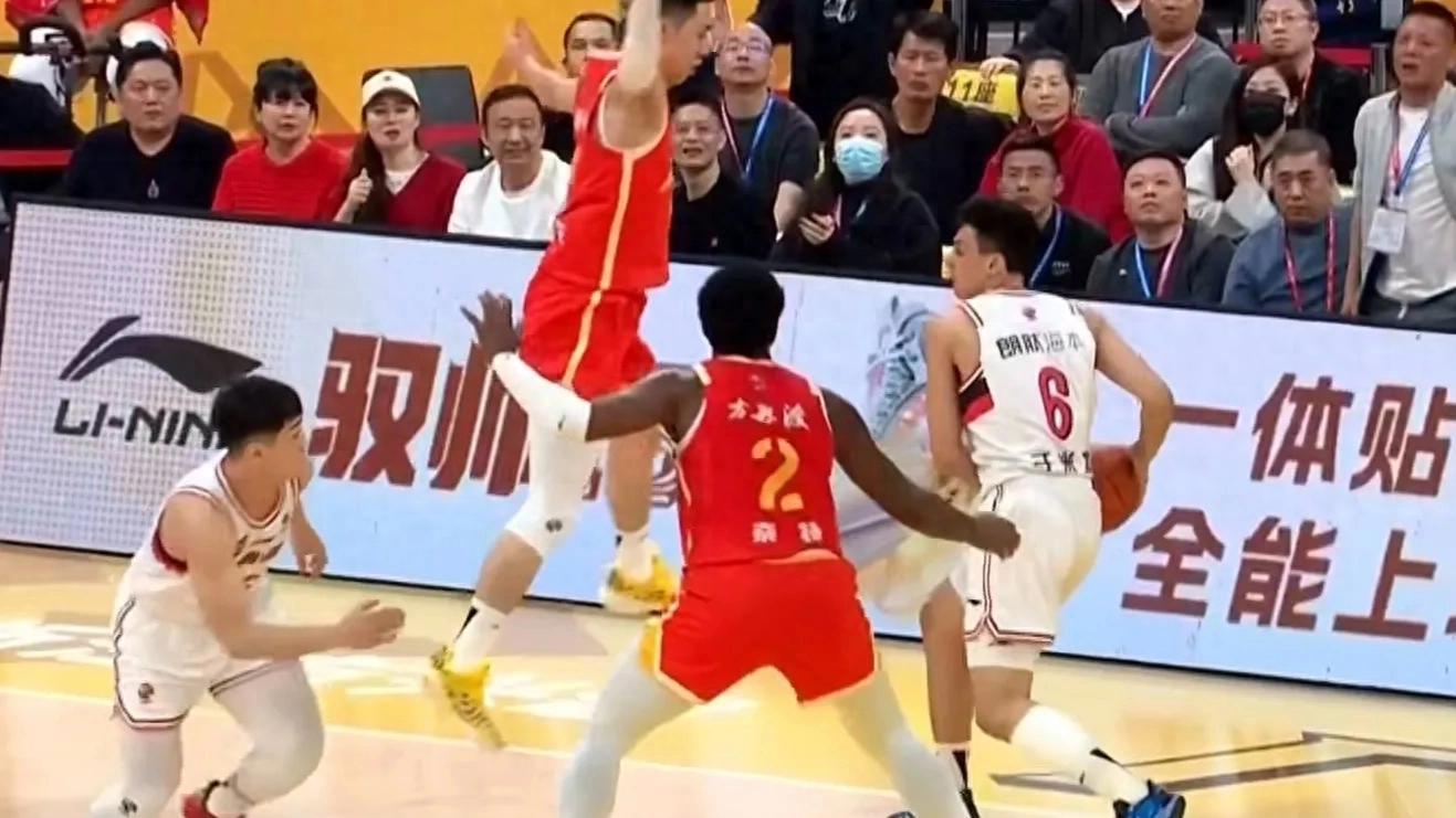 激烈对抗中，球员们拼尽全力争夺胜利