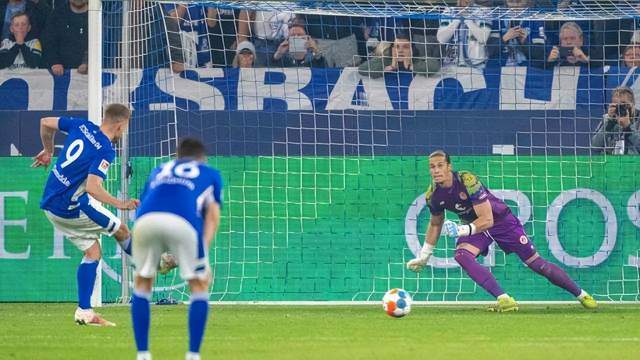 沙尔克04在主场失利，遭遇困境