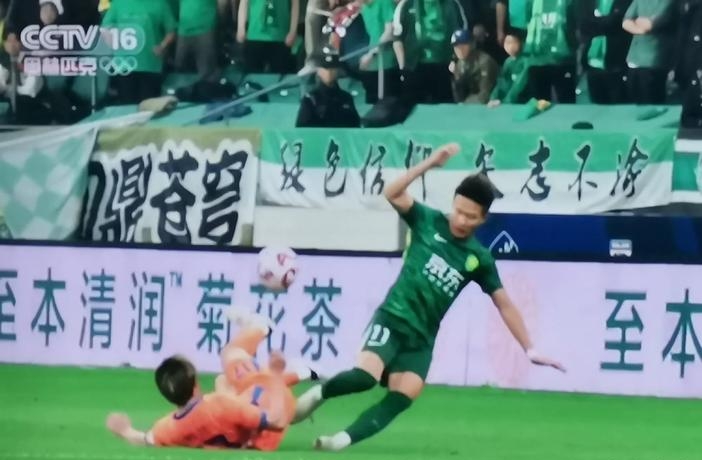 裁判决策遭质疑，引发球迷不满情绪