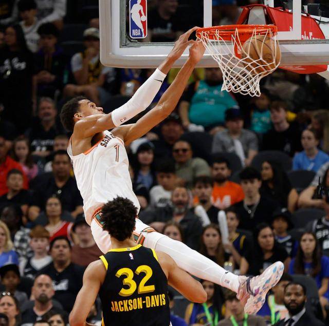 勇士主场逆转马刺，库里全场30分