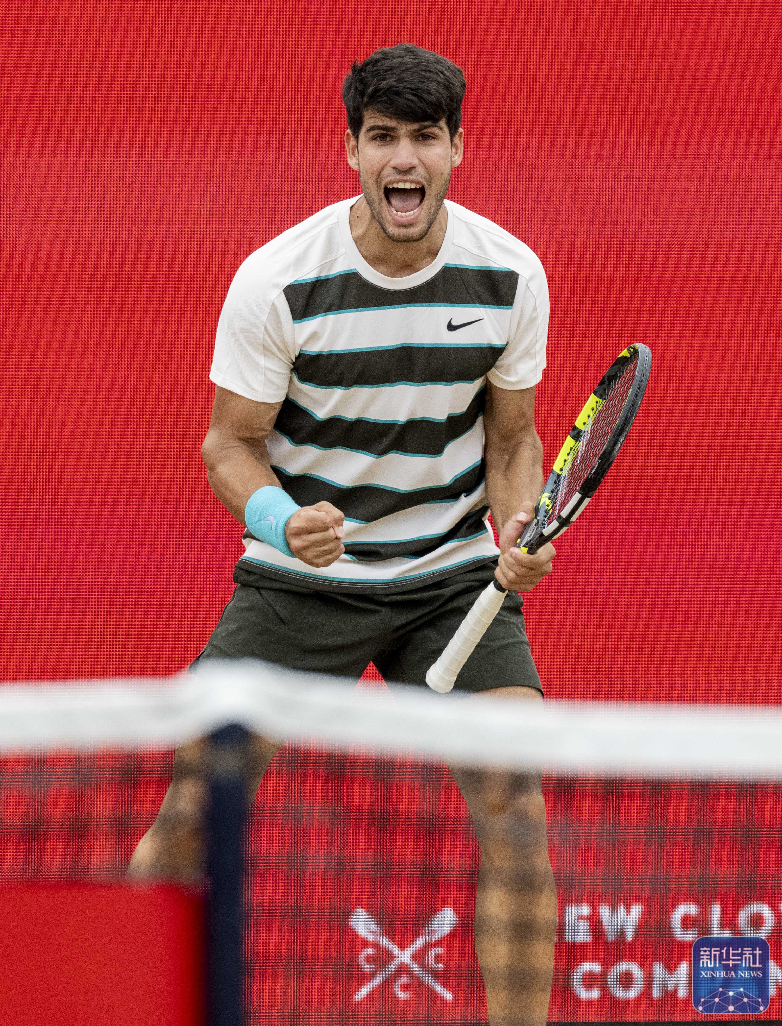 包含西班牙网球队轻取美国网球队，阿尔卡拉斯爆发神勇的词条