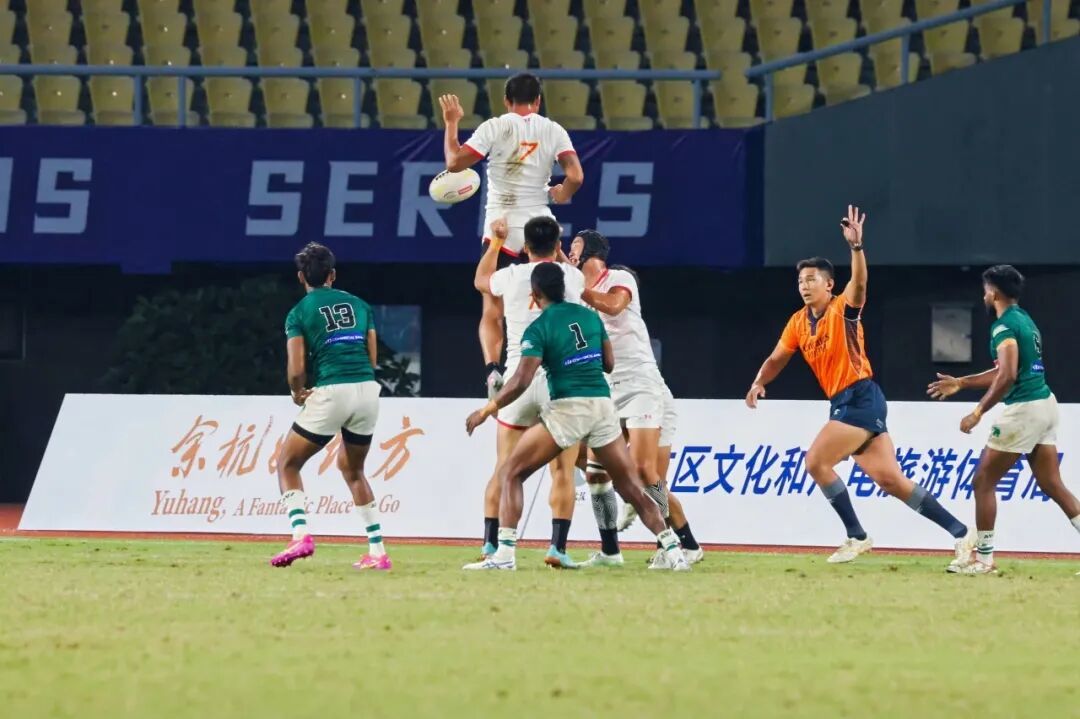 一场经典之战!橄榄球点燃球迷热情的简单介绍 一场经典之战!橄榄球点燃球迷热情的简单介绍