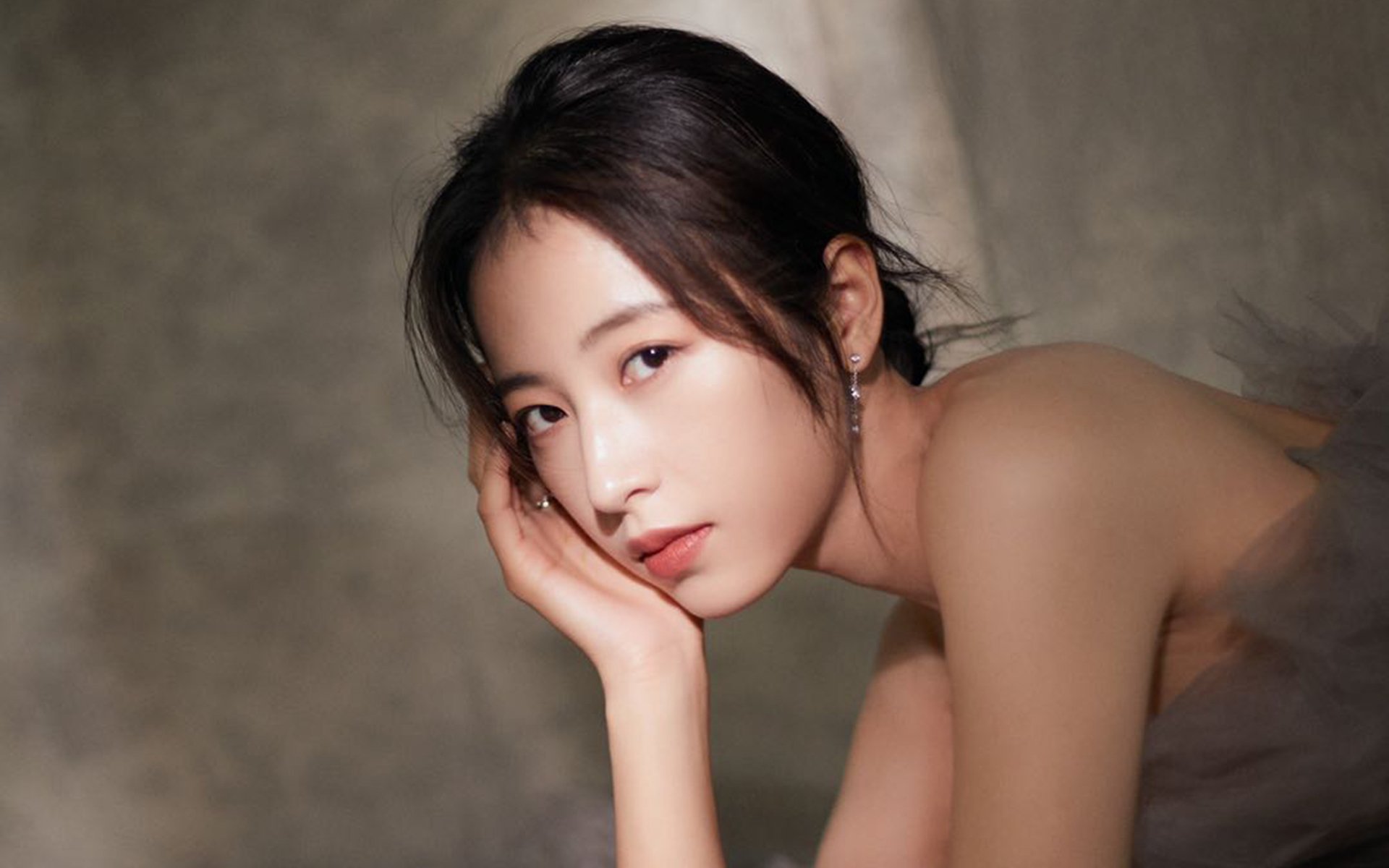 德罗赞展现巨星价值，雄鹿轻取湖人，两大精彩对决揭示季后赛走向